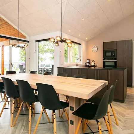 12 Person In Millinge