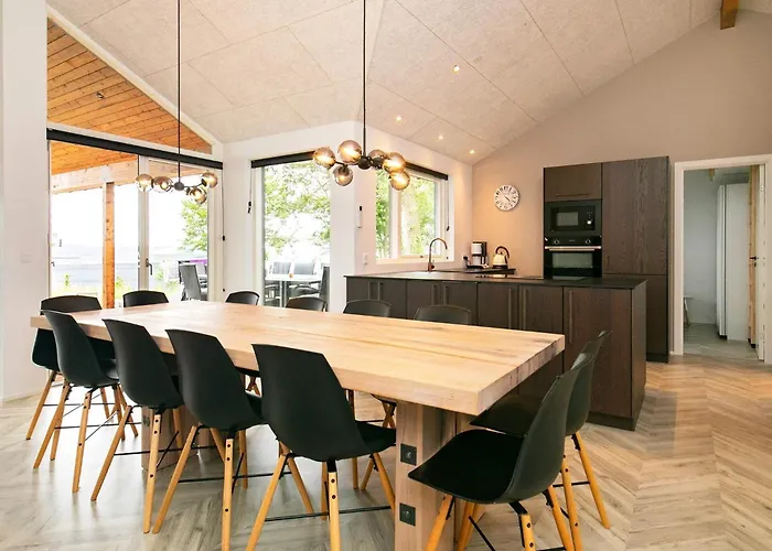 12 Person In Millinge