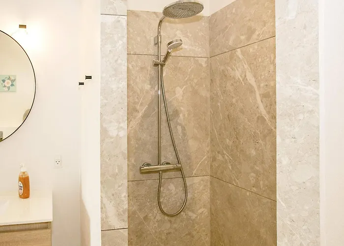 12 Person In Millinge