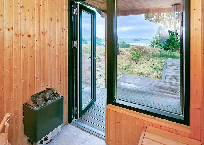 12 Person In Millinge