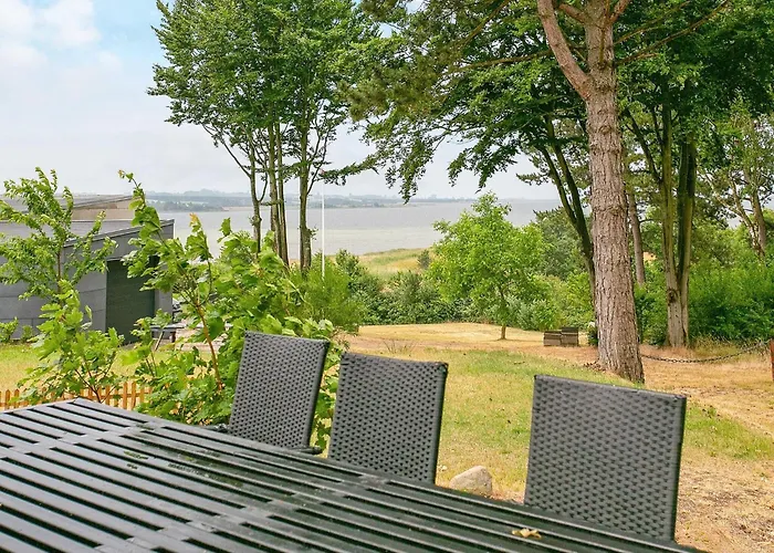 12 Person In * Millinge